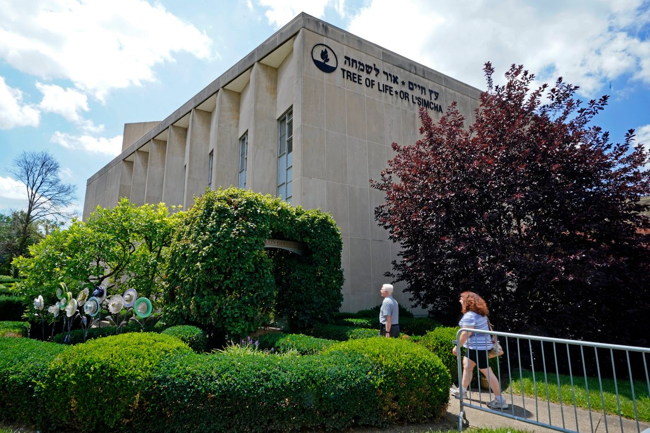 Op 27 oktober 2018 liep Bowers met meerdere vuurwapens de Tree of Life-synagoge in Pittsburgh binnen en begon hij om zich heen te schieten.