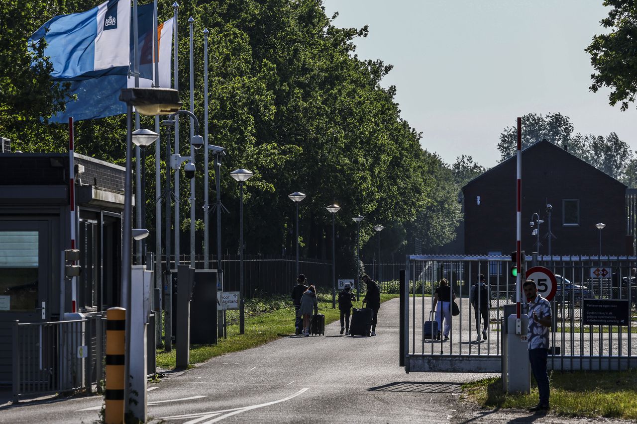 Asielzoekers komen aan bij het aanmeldcentrum in Ter Apel, waar vorig jaar wekenlang op het gras moesten slapen.