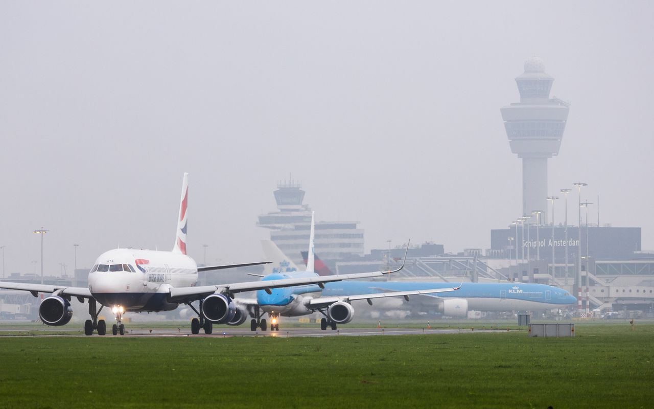 Het aantal passagiers op Schiphol krabbelt omhoog.