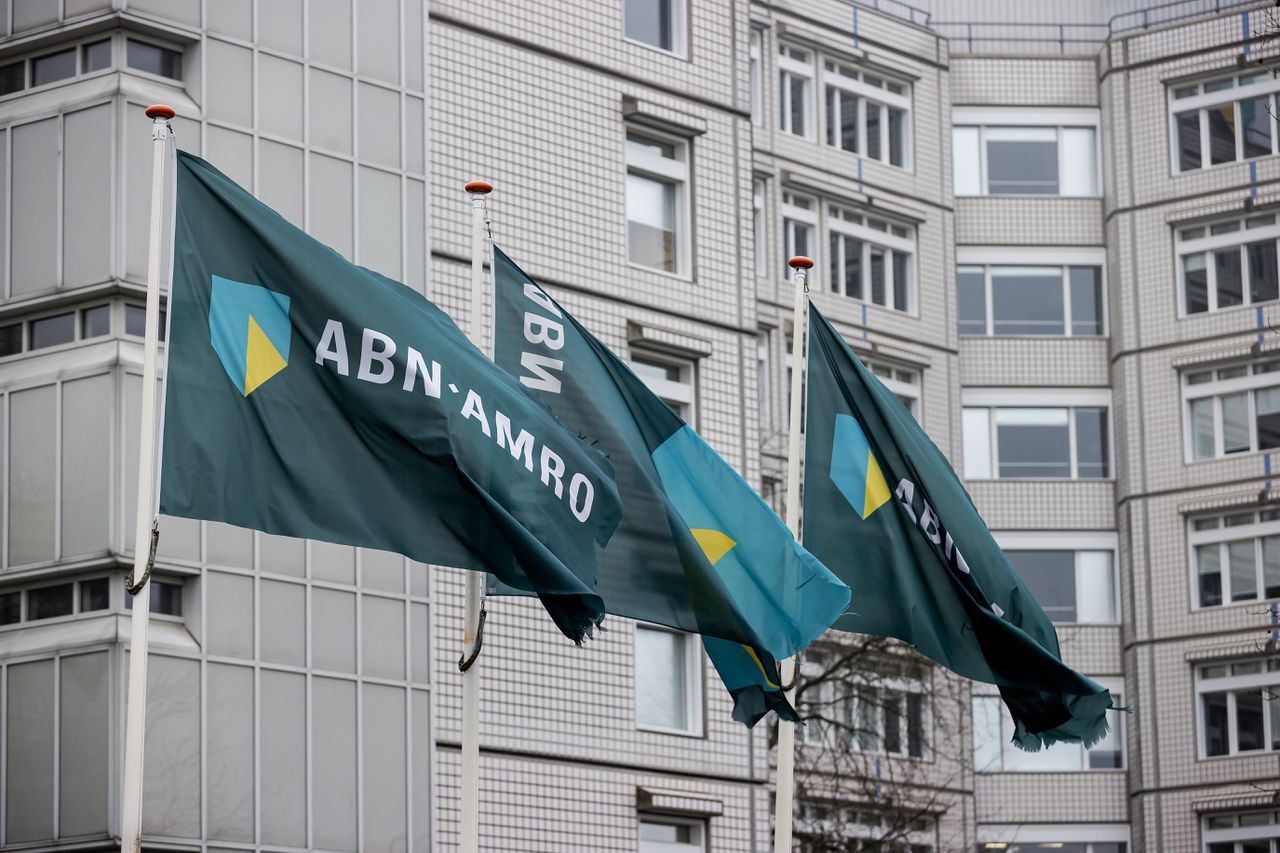 Naast de toegenomen rente speelt de aandelenverkoop mogelijk ook een rol bij de winst van ABN Amro.