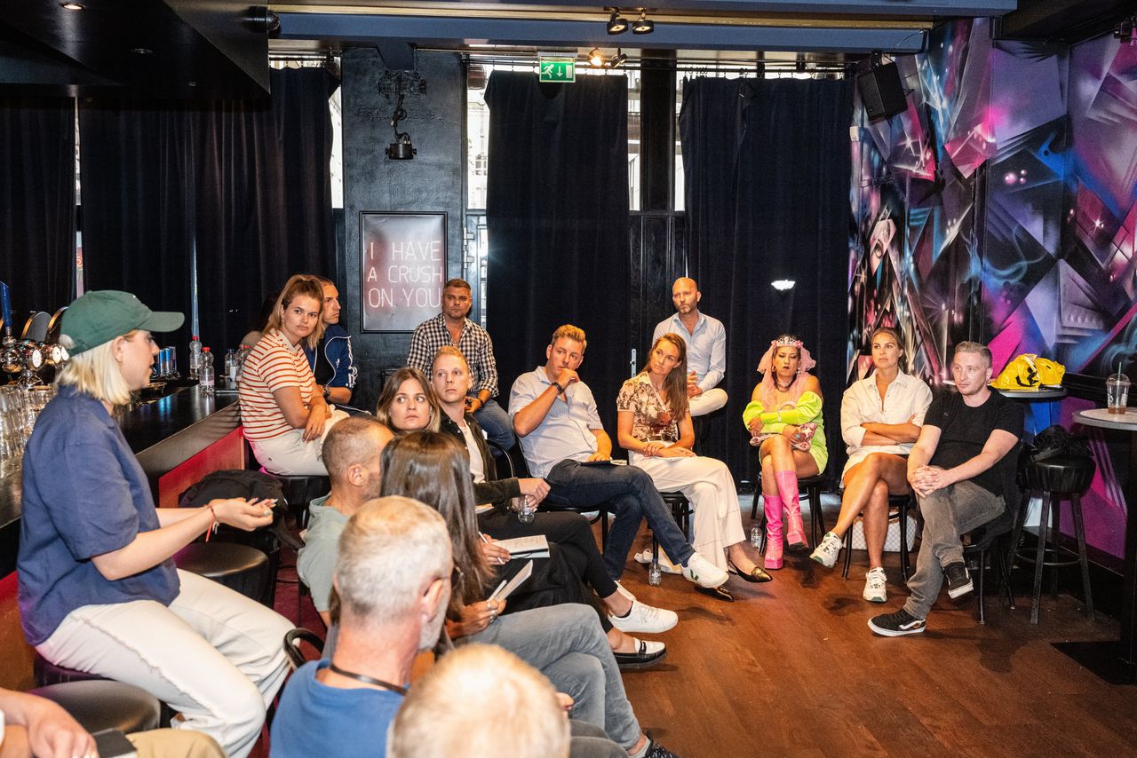 Gesprek in Bar Blend XL in Amsterdam over de weigering van taxichauffeurs dragqueens mee te nemen.