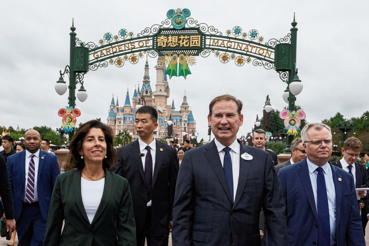 De Amerikaanse handelsminister Gina Raimondo bezocht woensdag Disneyland in Shanghai.