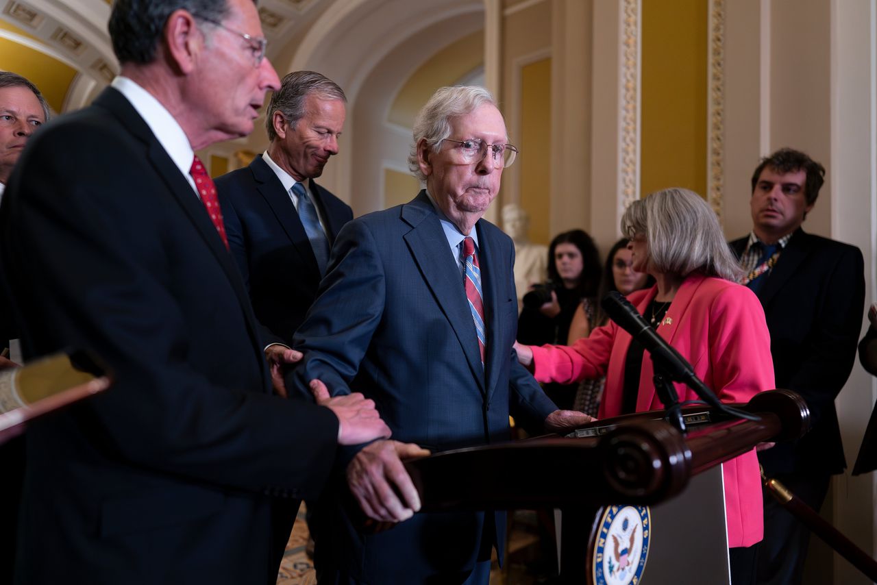 Mitch McConnell, de Republikeinse fractievoorzitter in de Senaat, bevroor afgelopen woensdag tijdens een persconferentie.