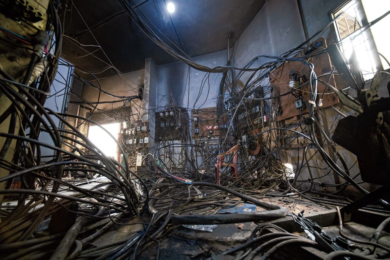 Binnen een gebouw met generatoren in Bourj Hammoud, een arme wijk in het noordoosten van de Libanese hoofdstad Beiroet.