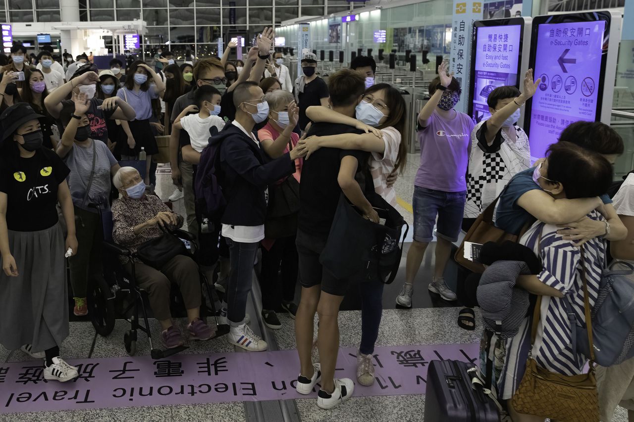 Inwoners van Hongkong nemen afscheid van vrienden en familie die emigreren naar het Verenigd Koninkrijk, juli 2021.