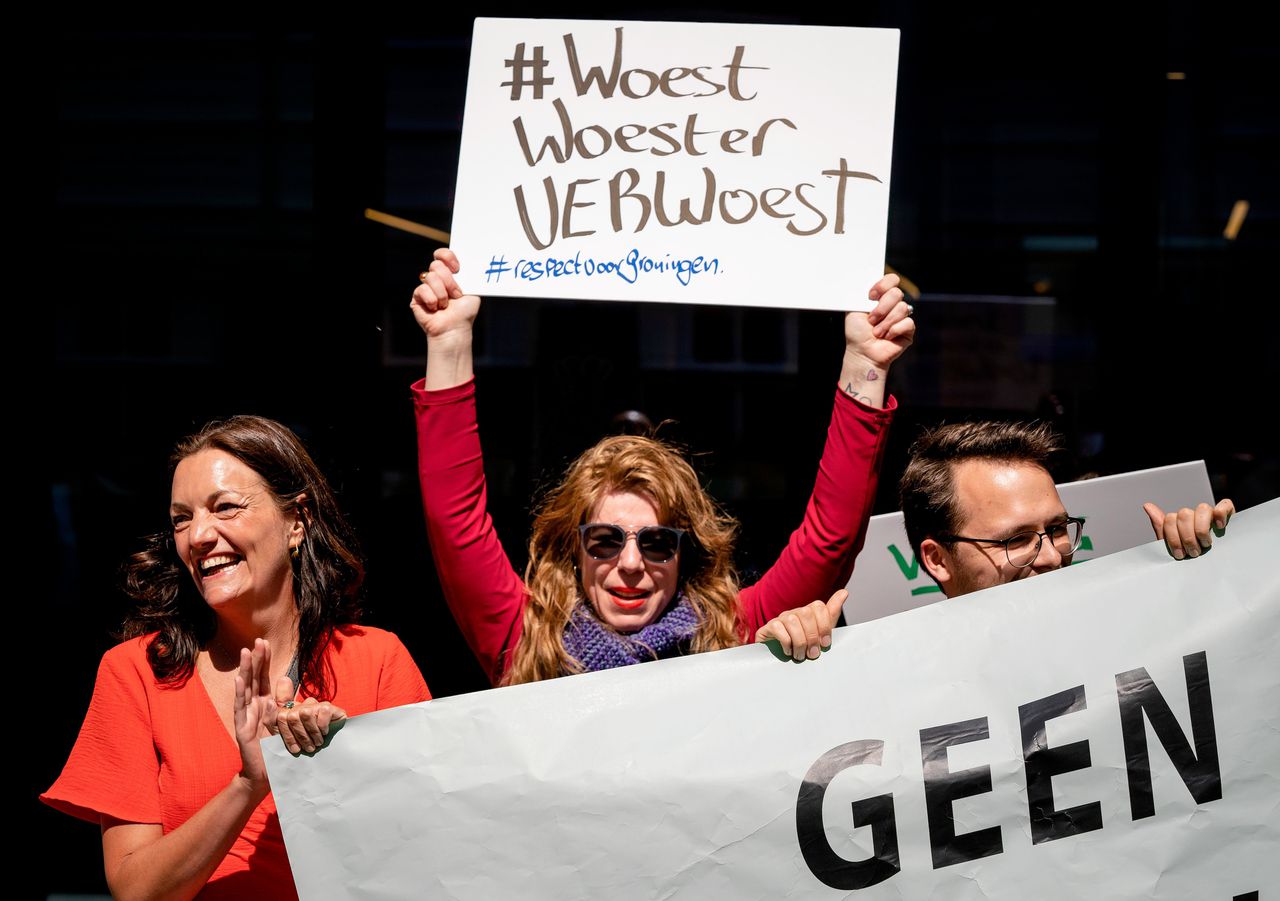 SP-Kamerlid Sandra Beckerman bij een demonstratie van Groningers die met de bus naar Den Haag waren gekomen.