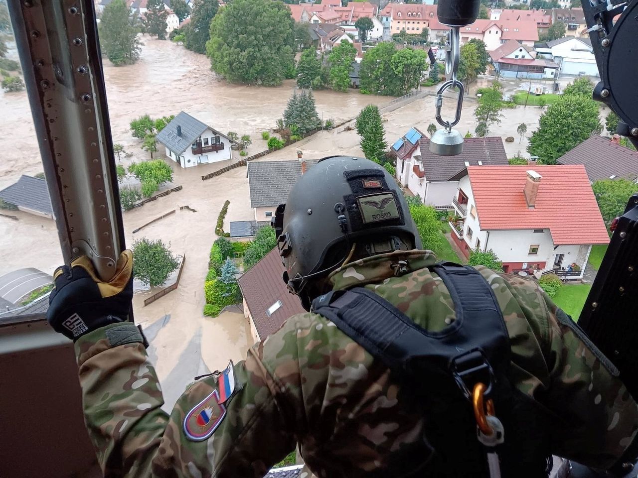 Blik vanuit een Sloveense legerhelikopter vrijdag op het ondergelopen plaatsje Skofja Loka.