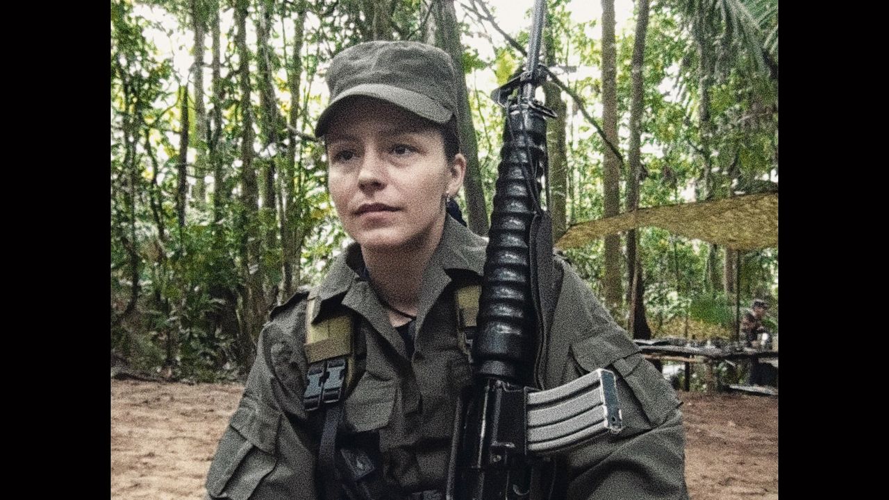 Beelden uit Tanja – dagboek van een guerrillera. Boven: Tanja Nijmeijer nu. Onder: Nijmeijer in de FARC-dagen.