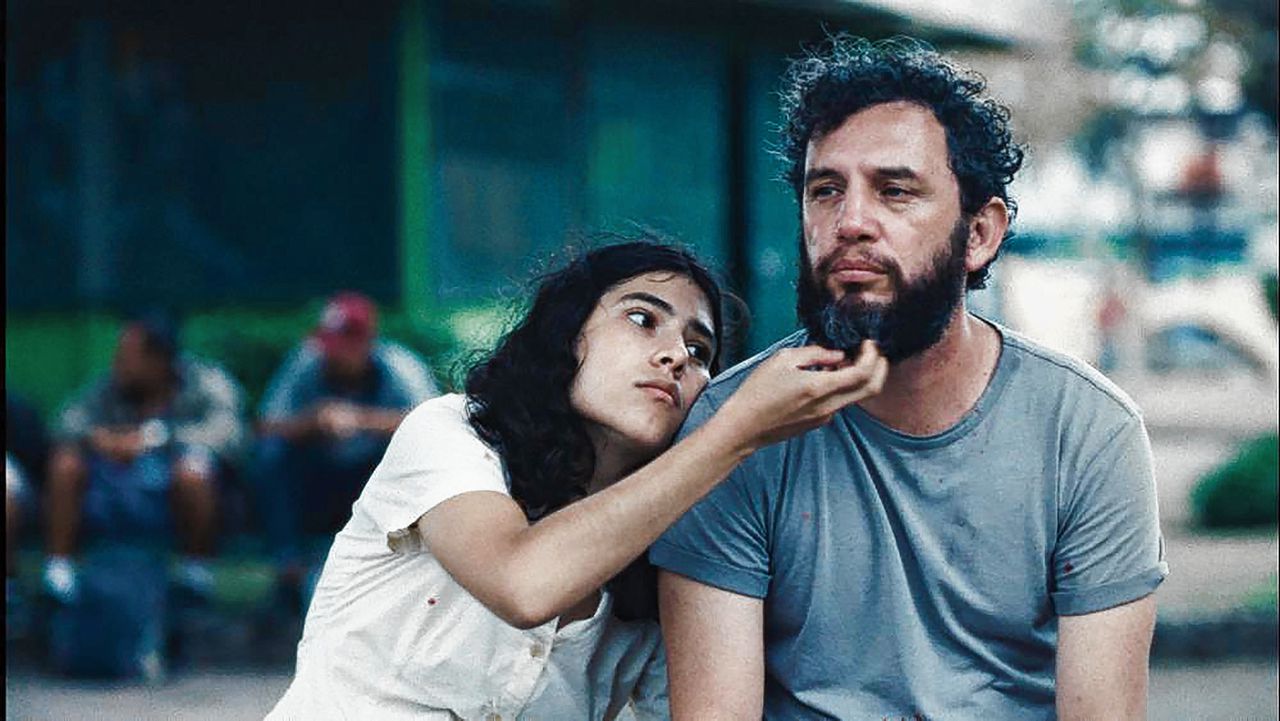 Eva (Daniela Marín Navarro) en haar vader Martín (Reinaldo Amien Gutiérrez) hebben een gecompliceerde relatie, in ‘Tengo sueños eléctricos’.