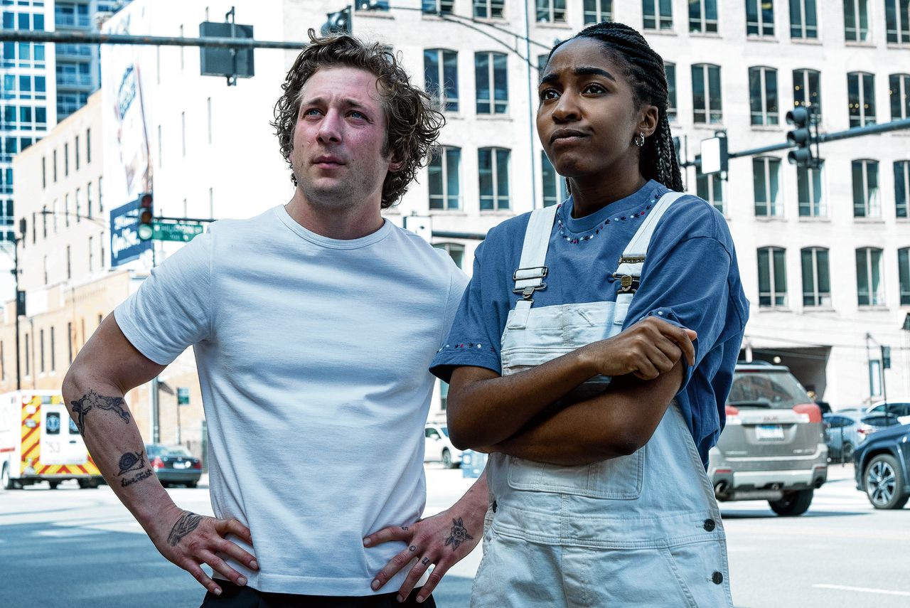 Jeremy Allen White als Carmen ‘Carmy’ Berzatto en Ayo Edebiri als Sydney Adamu in The Bear. De twee willen in het nieuwe seizoen een toprestaurant openen.