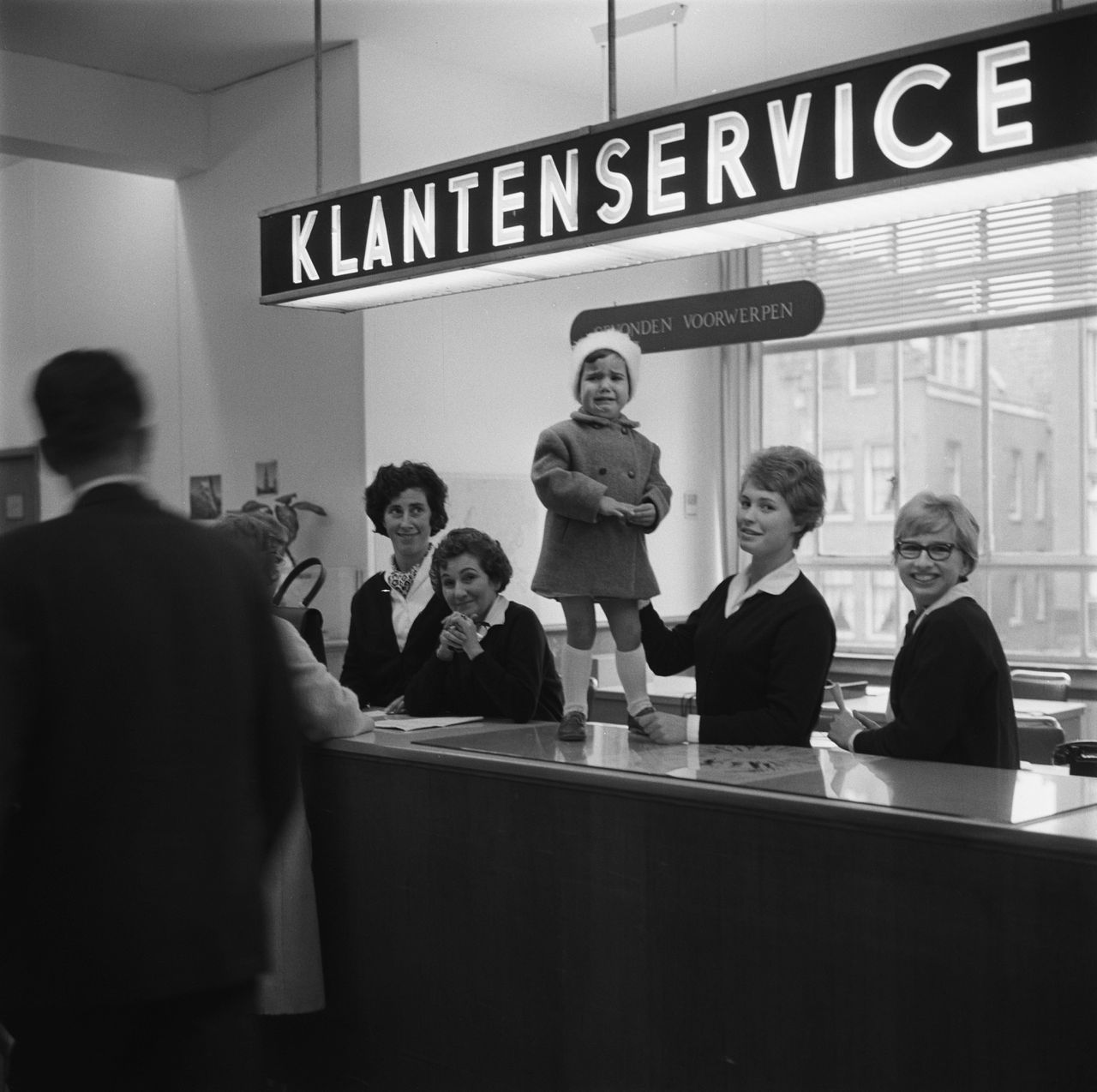 De balie van de klantenservice van de Bijenkorf in 1962.