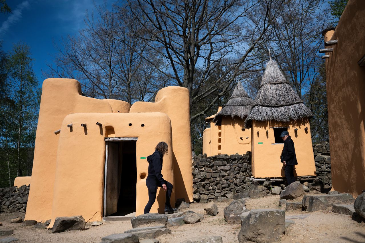 Op het terrein van het Afrika Museum staan nagebouwde Afrikaanse dorpjes.