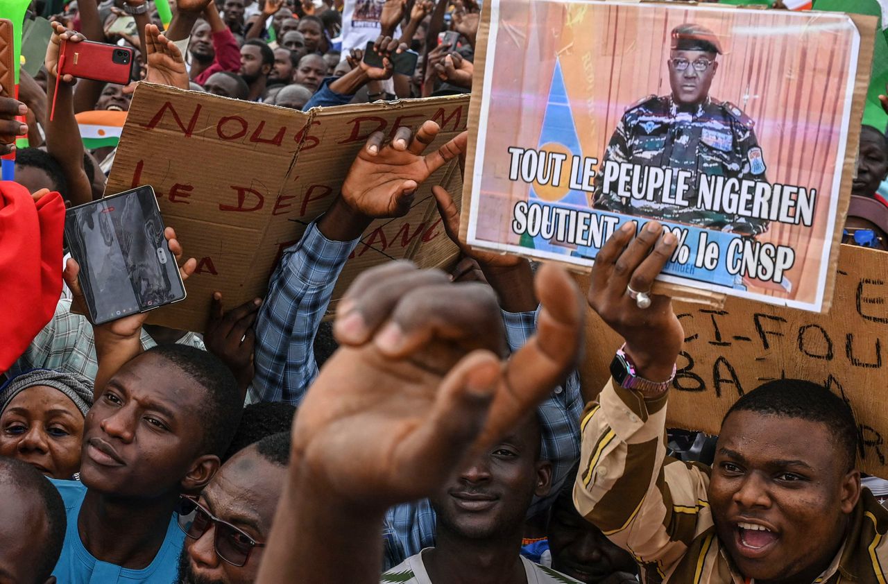 Aanhangers van generaal Abdourahamane Tchiani op het Place de la Concentration in de Nigerese hoofdstad Niamey.