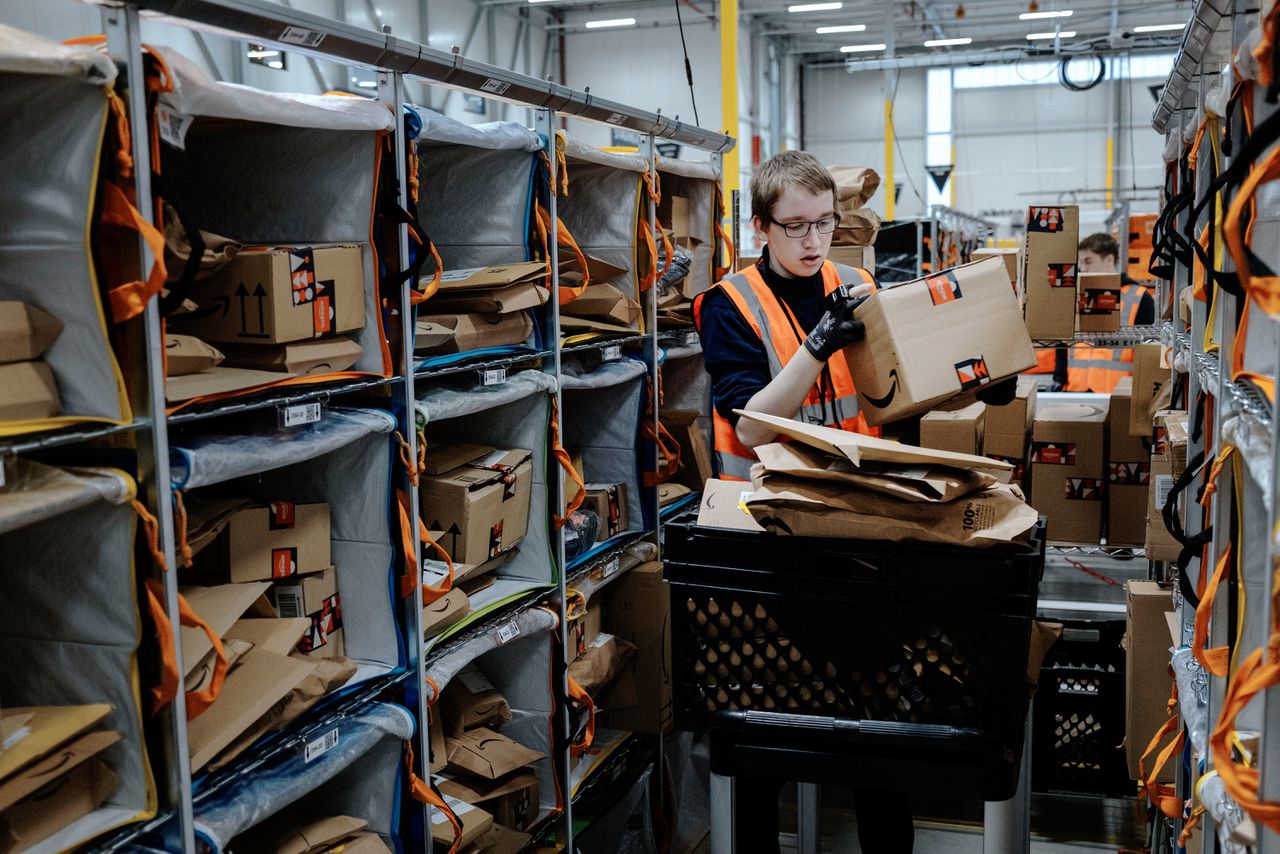 Pakketjes worden uitgezocht in het sorteercentrum van Amazon in Rozenburg.