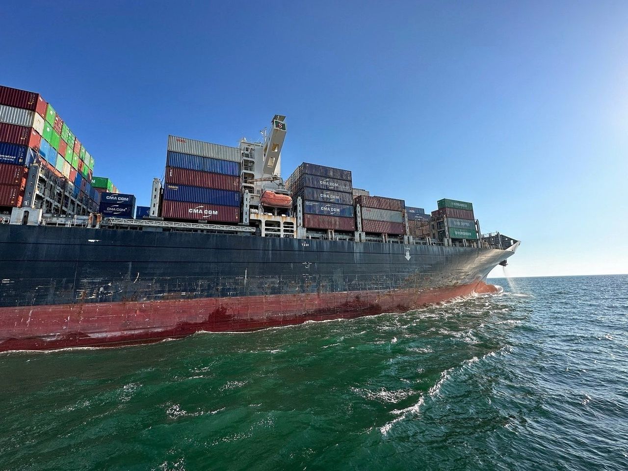 Het containerschip Joseph Schulte, dat vaart onder de vlag van Hong Kong, bij het verlaten van de haven van Odesa, woensdag.