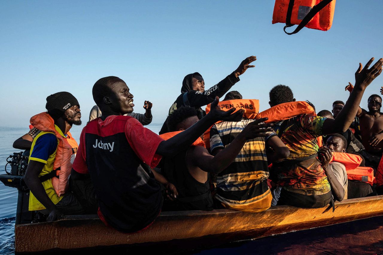 Vluchtelingen gered door een Spaanse ngo, nadat ze op kleine bootjes vanuit Libië de Middellandse Zee op waren gegaan.