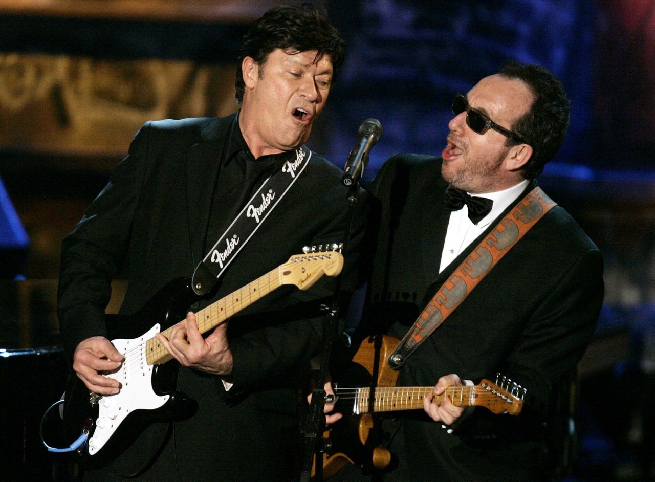 Robbie Robertson en Elvis Costello tijdens een optreden in het Waldorf Astoria Hotel in New York in 2006.