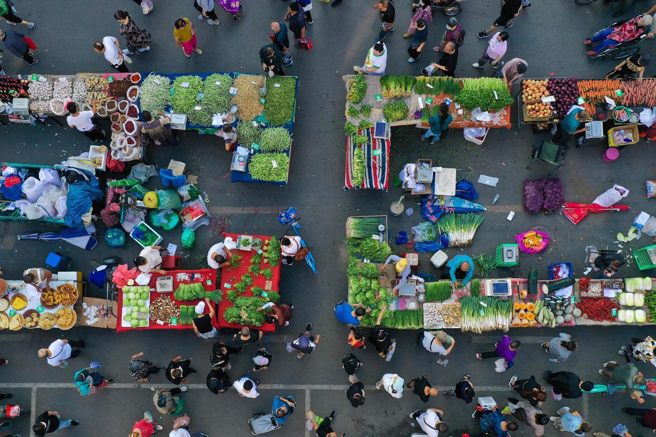 Een markt in de stad Shenyang. Chinese consumenten geven sinds de coronapandemie minder uit.