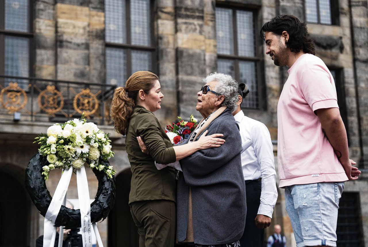 Palmyra Westerling omarmt een vrouw die vertelde haar leven te danken te hebben aan kapitein Raymond Westerling.