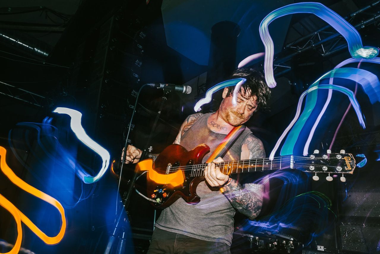 Osees-zanger-gitarist John Dwyer tijdens het optreden in de Maassilo Rotterdam