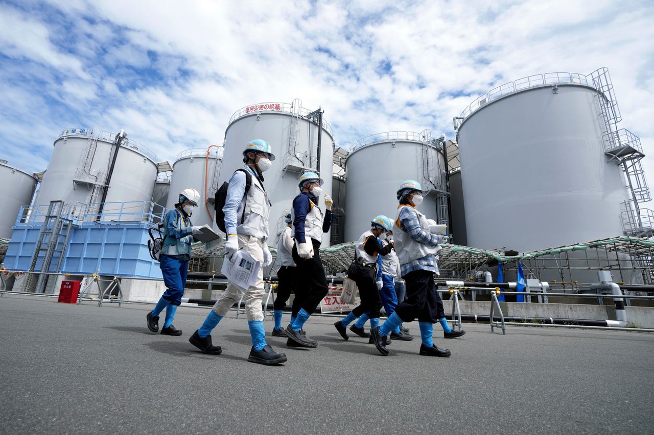 Zodra de eerste lading water water was gedumpt, verbood China de invoer van alle Japanse vis-, schaal- en schelpdierproducten.