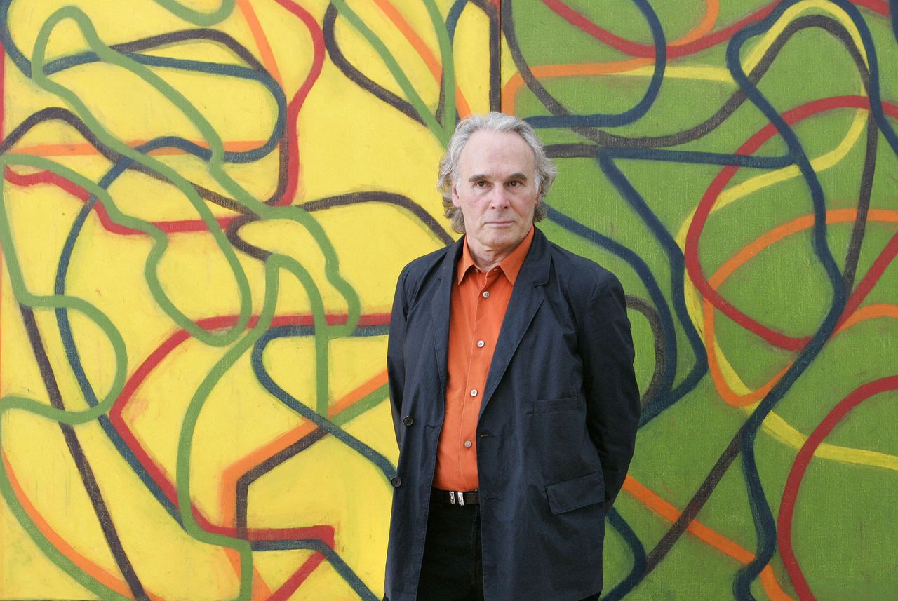 Brice Marden voor zijn schilderij ‘The Propitious Garden of Plane Image’ (2000-2006), in 2007.