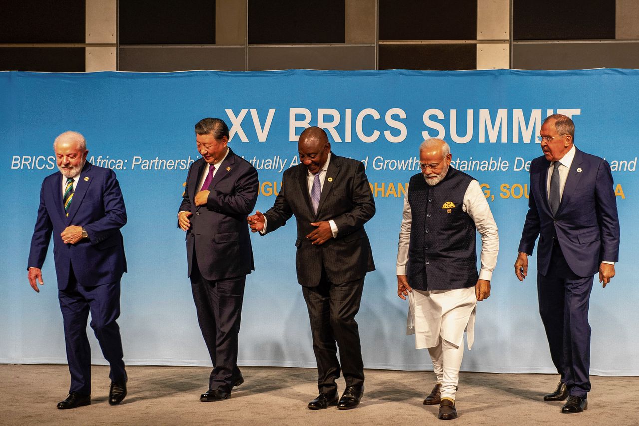 De presidenten Luiz Ignácio ‘Lula’ da Silva (Brazilië), Xi Jinping (China), Cyril Ramaphosa (Zuid-Afrika), de Indiase premier Narendra Modi en de Russische minister van Buitenlandse Zaken Sergej Lavrov.