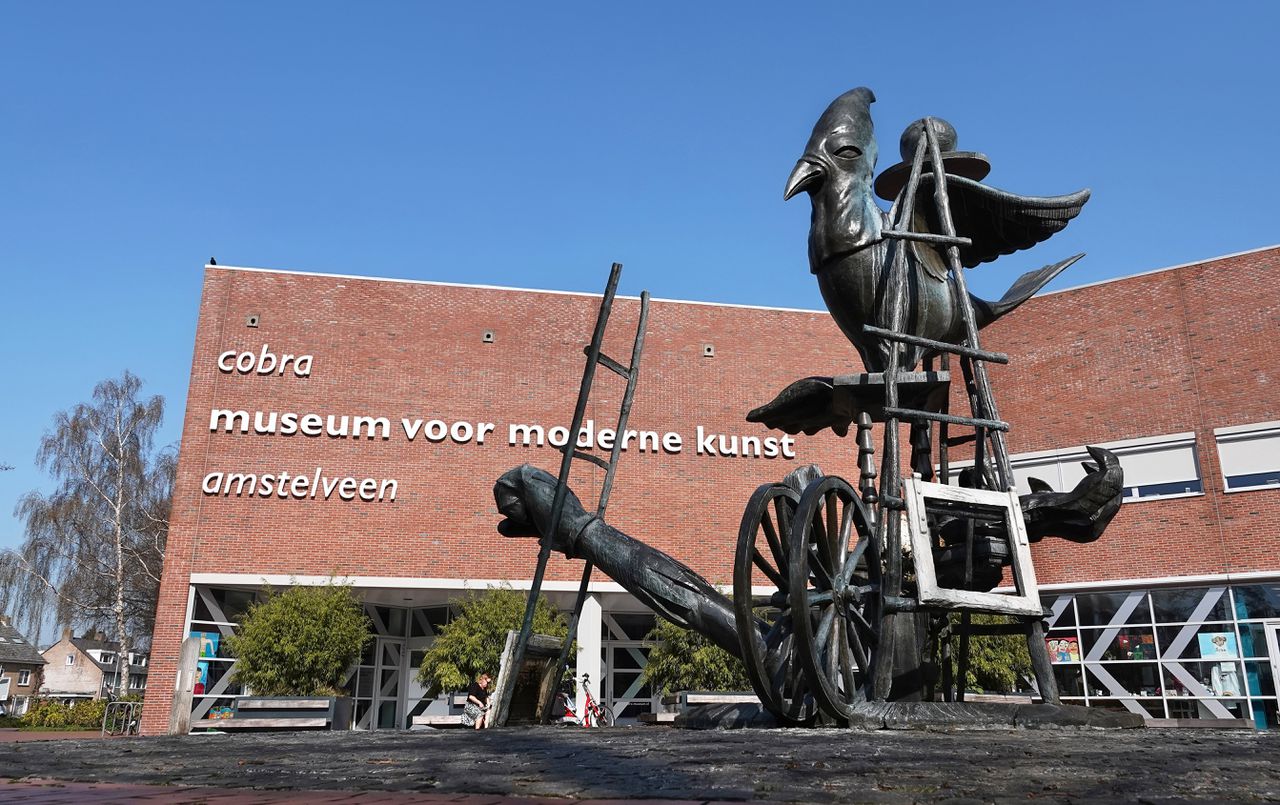 Het Cobra Museum voor Moderne Kunst, met voor de ingang een sculptuur van Karel Appel. Foto ANP/ HH / Berlinda van Dam