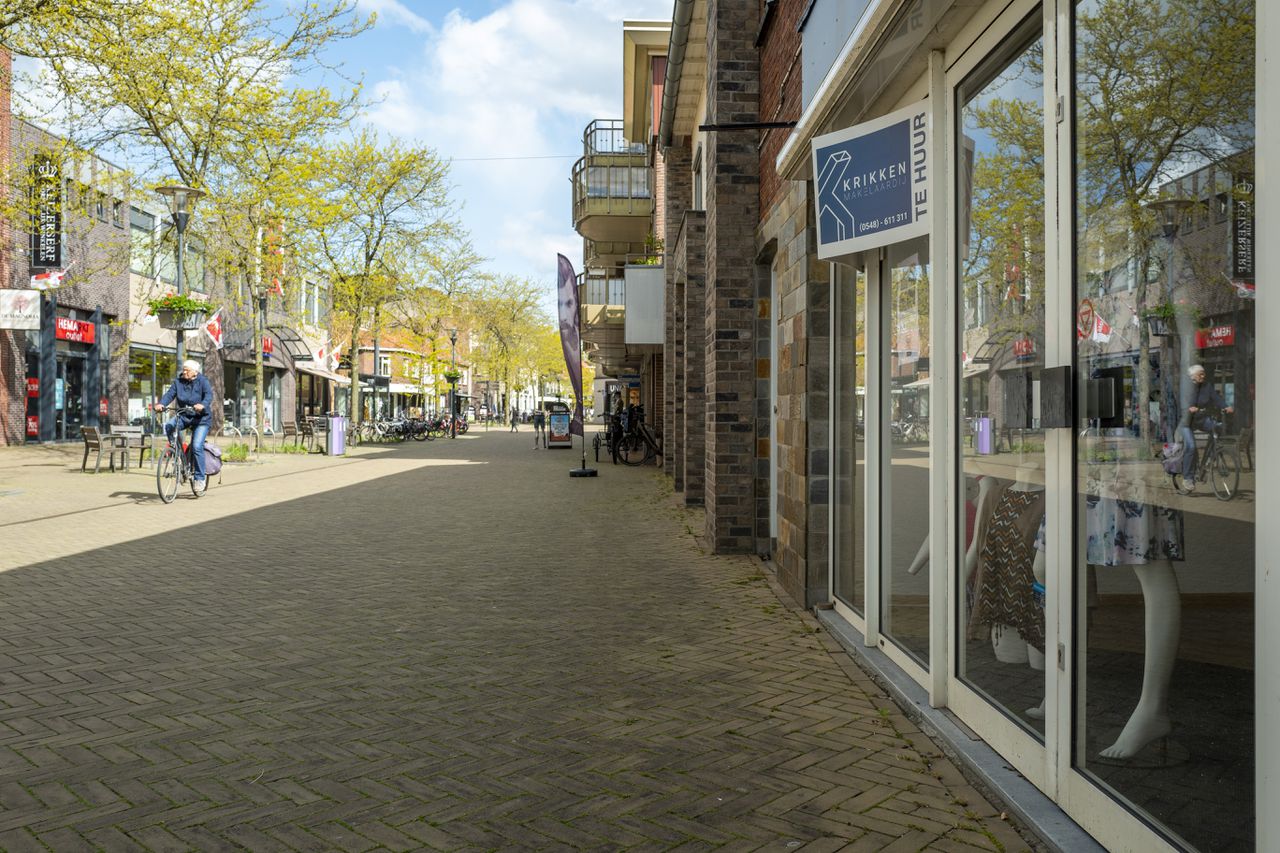 Een winkelstraat in Nijverdal. De afgelopen twee kwartalen kromp de Nederlandse economie.