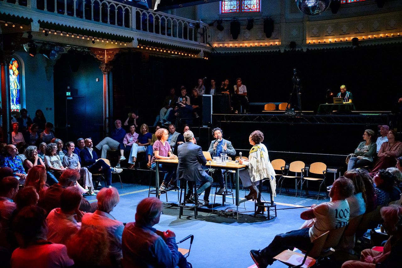 Deelnemers van het jaarlijkse Paradisodebat aan het aan het begin van het culturele seizoen in de Amsterdamse popkerk Paradiso.