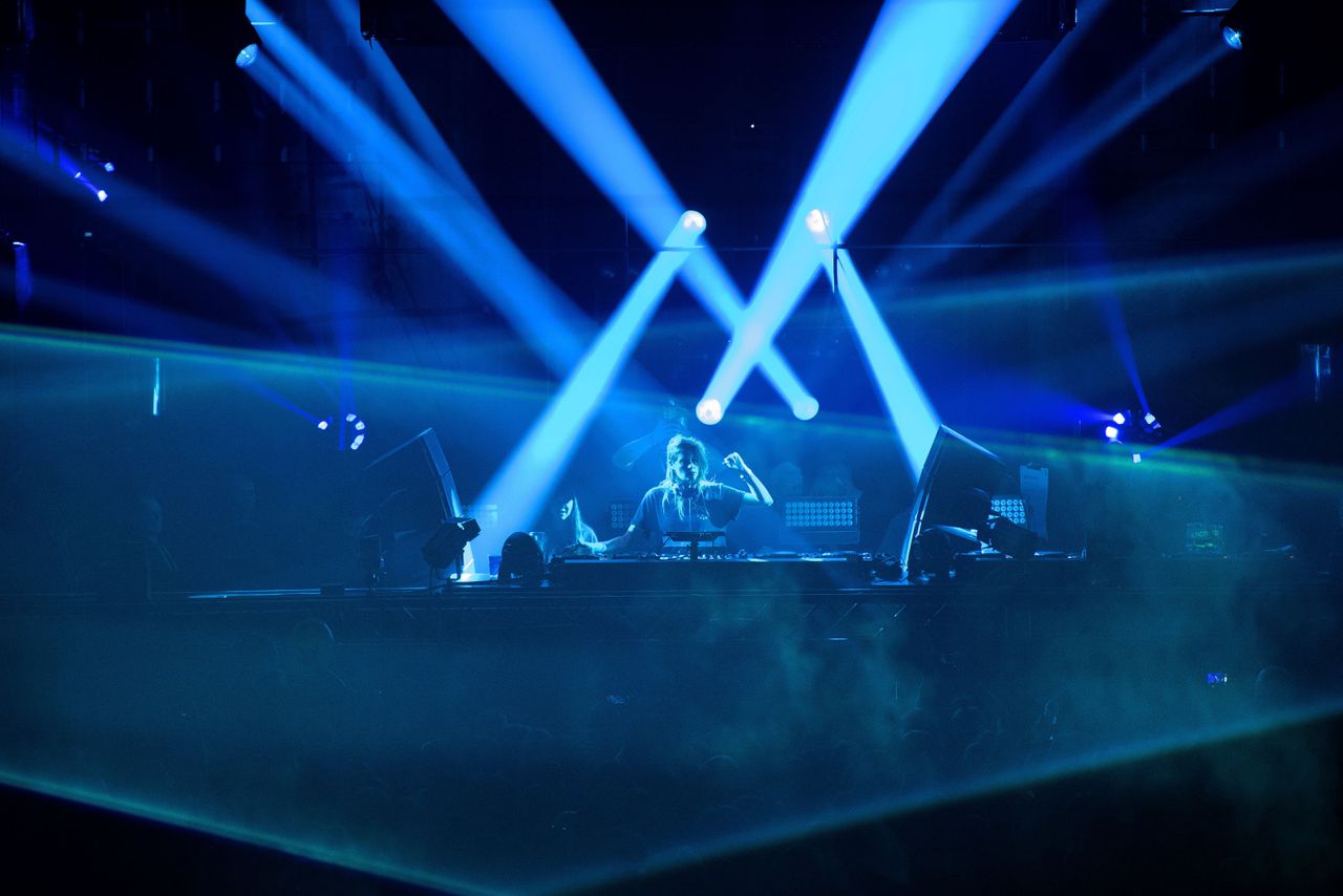 Ook op Lowlands: de ‘beste techno-dj ter wereld’ dj Charlotte de Witte, hier in de Gashouder tijdens het Amsterdam Dance Event.