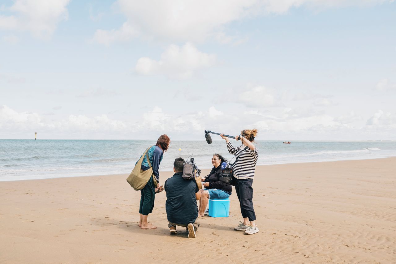 Sonja Vissers met haar koelbox op het strand van Knokke.