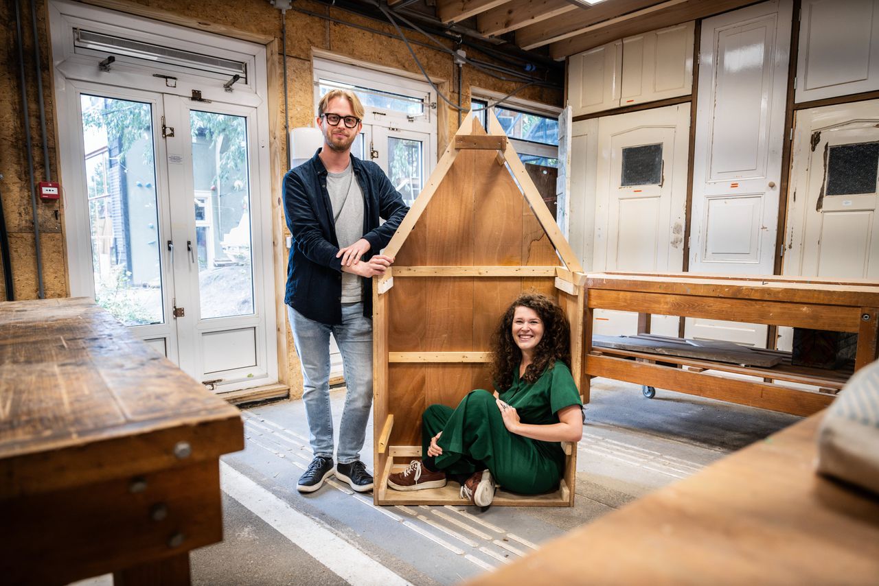 Regisseur Rennik-Jan Neggers en zangeres Lucie van Ree in het circulaire decor voor de kameropera ‘The Bear’.