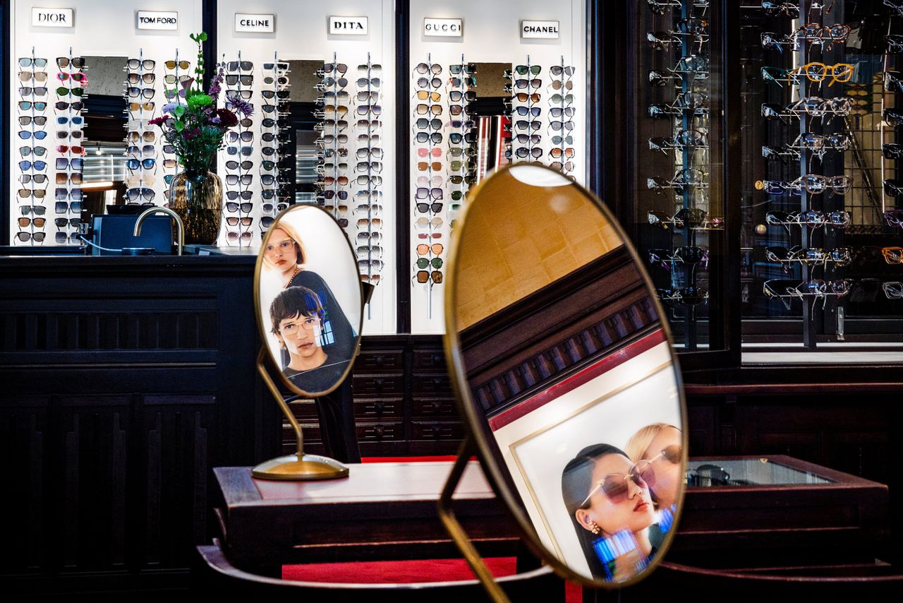 Schmidt Optiek in Amsterdam. Schmidt verkoopt louter de meest exclusieve modellen. „Het begint een beetje bij merken als Tom Ford en Gucci.”