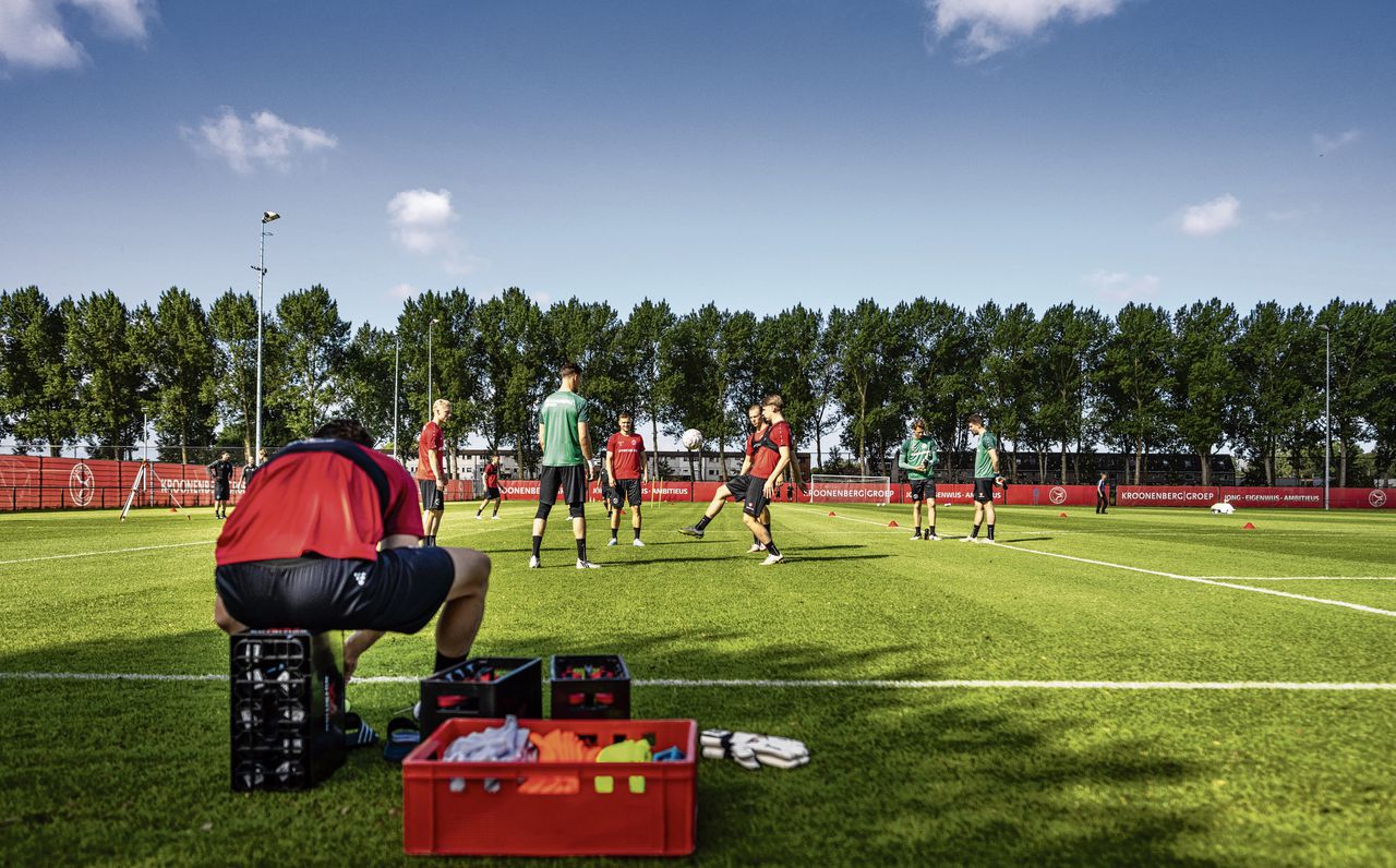 Spelers van Almere City bereiden zich voor op het nieuwe seizoen. Zondag wacht de eerste Eredivisiewedstrijd ooit voor de club, tegen FC Twente.