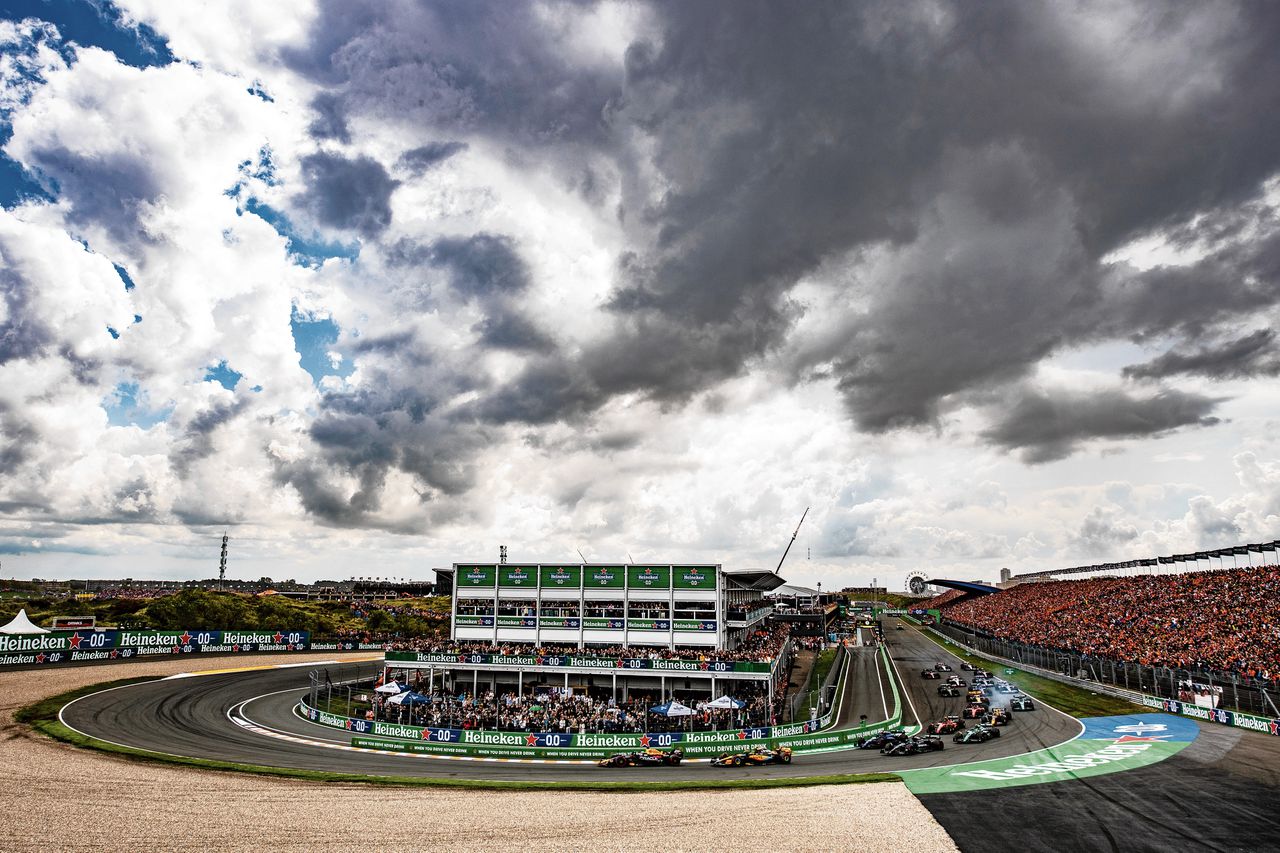 Max Verstappen gaat aan de leiding door de Tarzanbocht na de start van de Grand Prix van Zandvoort. „Hij is echt een klasse apart.”