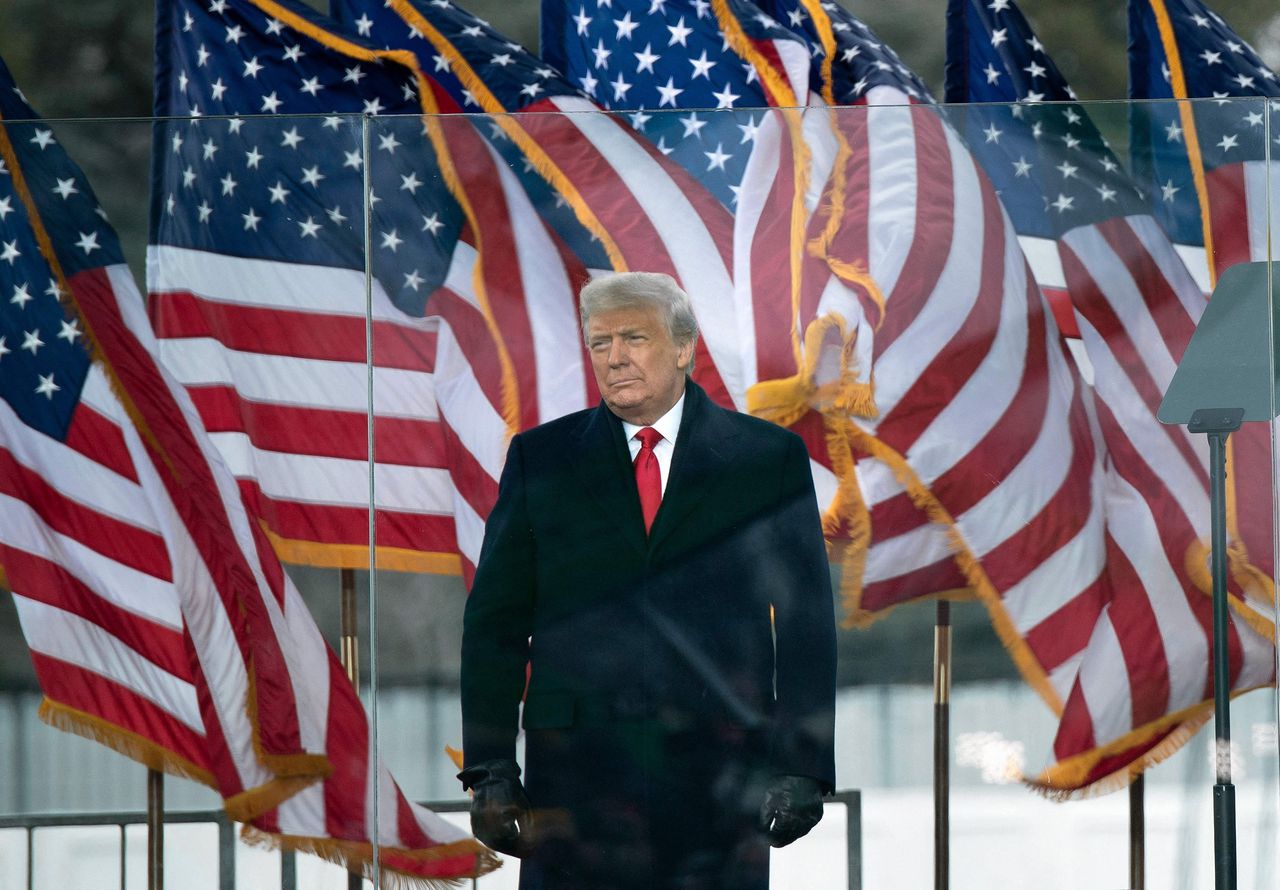 Voormalig president Donald Trump wordt aangeklaagd voor zijn rol om de verkiezingsuitslag van 2020 tegen te werken. De foto is van 6 januari 2021, enkele uren voordat aanhangers het Capitool bestormen spreekt Trump sympatisanten toe.