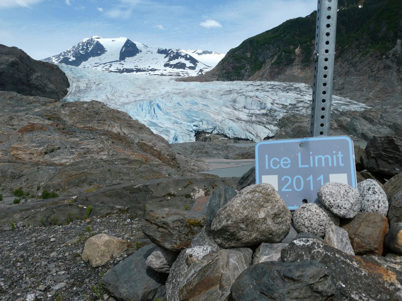 Het bordje Ice Limit 2011 toont de afname van het ijs van de Mendenhall-gletsjer, op 8 juni 2023 in Juneau, Alaska.