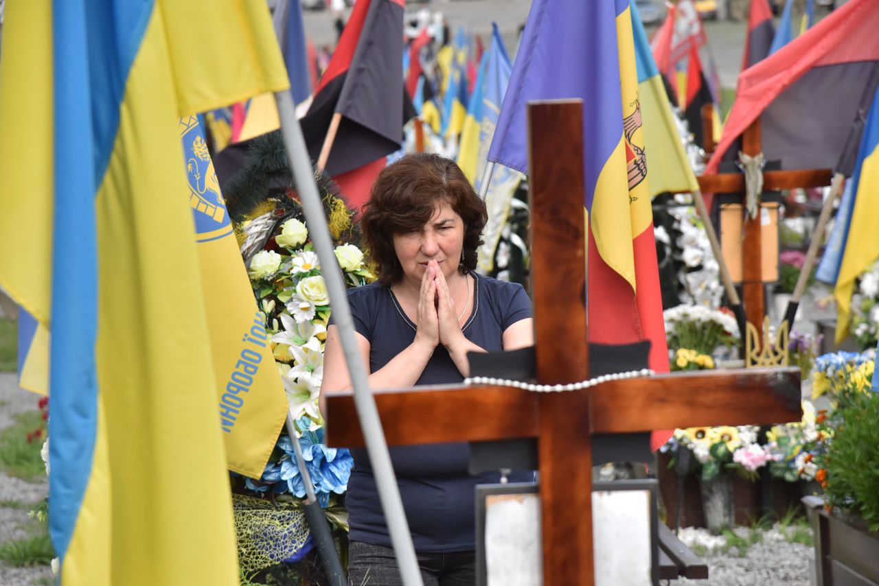 Een vrouw bidt bij een soldatengraf op de Lychakiv-begraafplaats in Lviv, op 24 augustus 2023, de Oekraïnse Onafhankelijkheidsdag .