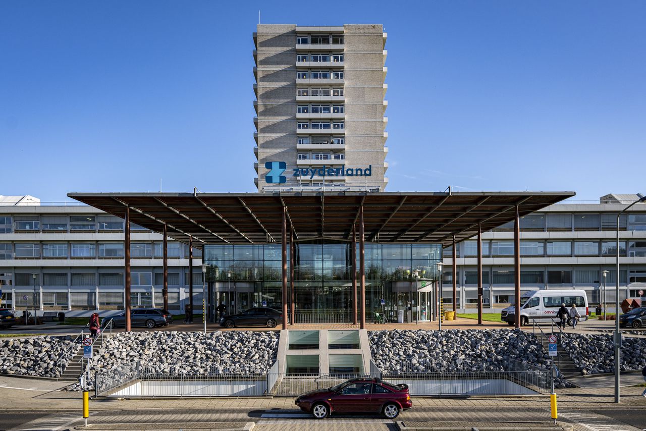 Het vijftien etages hoge gebouw van het Zuyderland Medisch Centrum uit 1968 is onderdeel van de skyline van Heerlen. Voor 2030 moet er nieuwbouw komen.