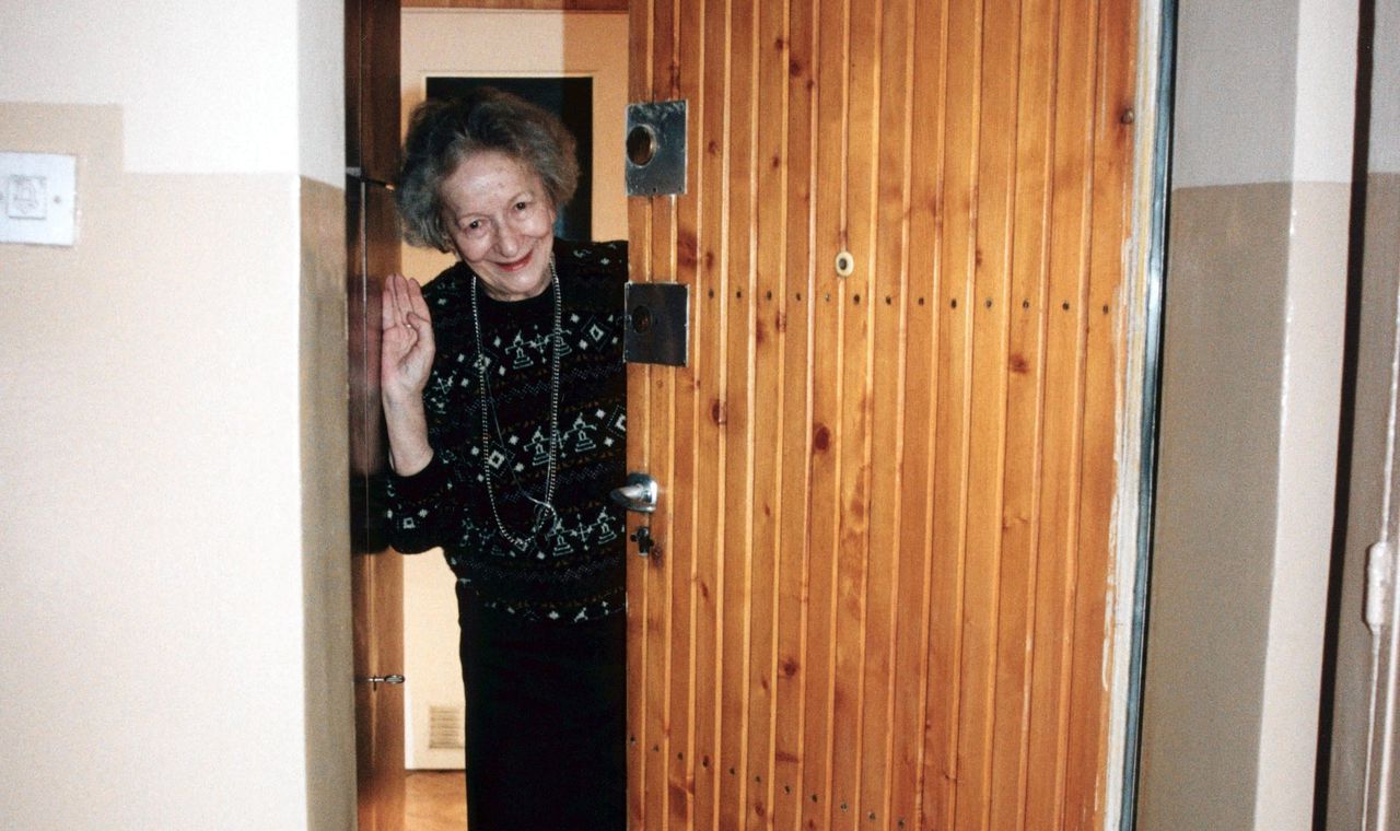 De Poolse dichteres Wislawa Szymborska (1923-2012) in 1997