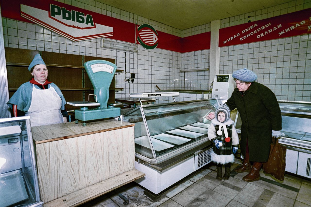 Een moeder en dochter in een lege Moskouse winkel op 23 november 1990.