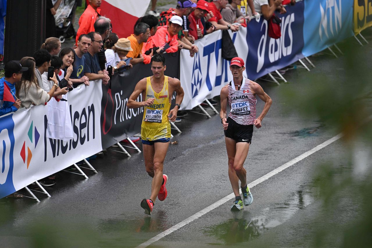 Evan Dunfee (r) wordt vierde in Boedapest op de 20km. Hij is er blij mee, want eigenlijk mist hij de 50km.