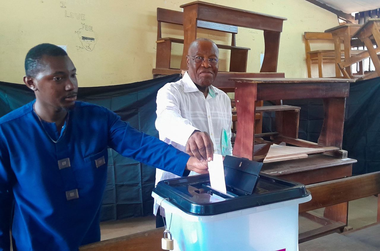 Oppositieleider Albert Ondo Ossa brengt zijn stem uit in de Gabonese hoofdstad Librevillle.