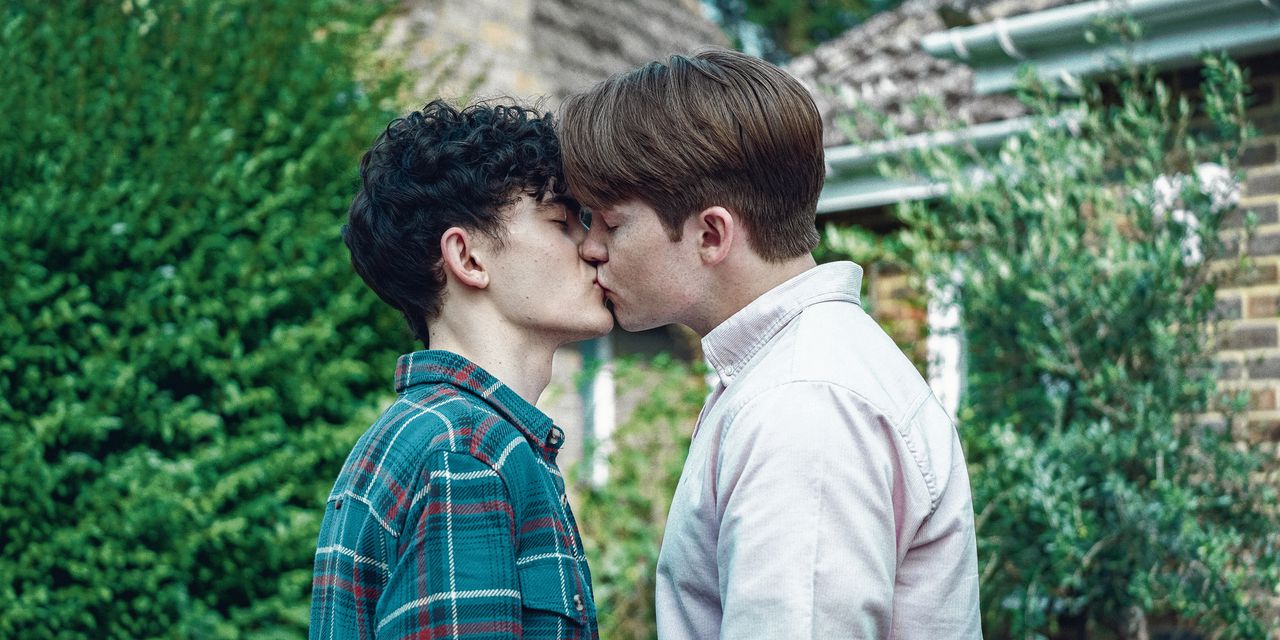 De romance tussen de homoseksuele Charlie (Joe Locke) en biseksuele Nick (Kit Connor) bloeit op.