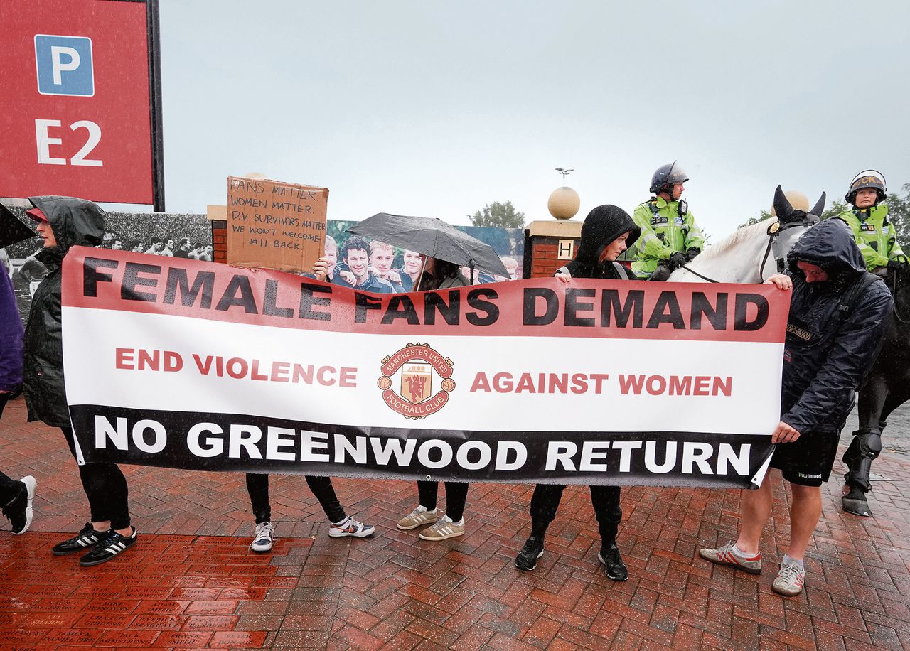 Supporters van Manchester United protesteerden deze maand tegen de terugkeer van Mason Greenwood.