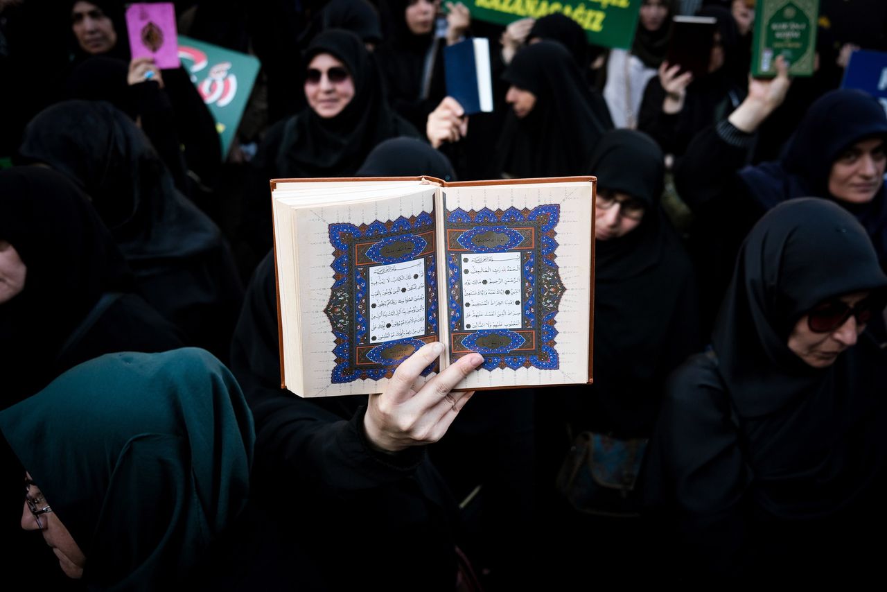 Een demonstrant bij het Zweedse consulaat in Istanbul houdt een koran omhoog bij een protest tegen de recente koranverbrandingen.