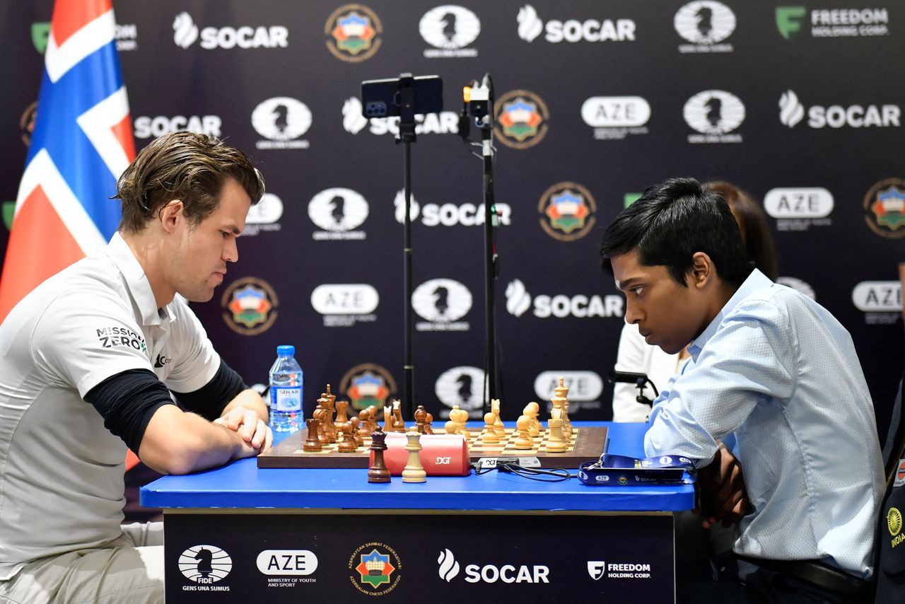 Magnus Carlsen (links) donderdag in de tiebreak van de finale om de World Cup tegen de Indïër Rameshbabu Praggnanandhaa.