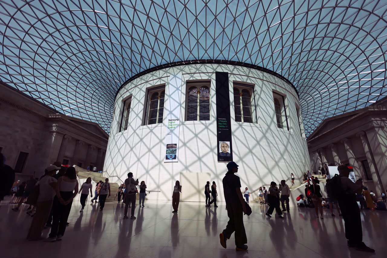 Bezoekers in het British Museum in Londen op 23 augustus.