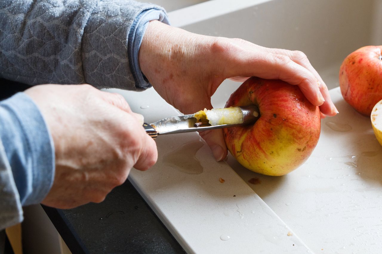 Sandra stak de vlijmscherpe appelboor in een goudreinet.